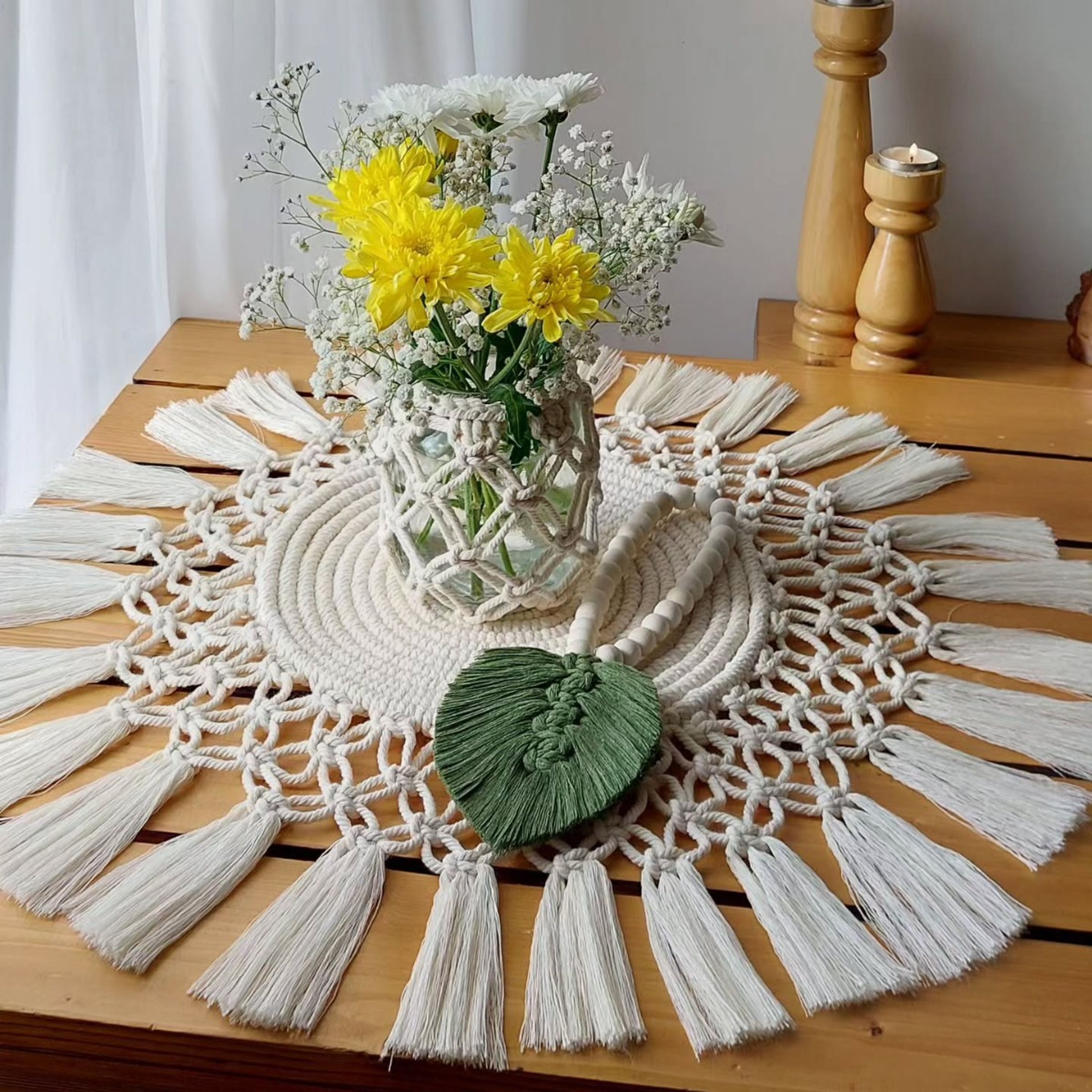 خرید انلاین ست رومیزی مکرومه گرد با بیدار چوبی برگ دار طرح ارت