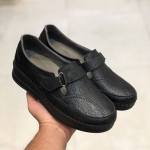کفش طبی چرم زنانه چسبی رنگ مشکی