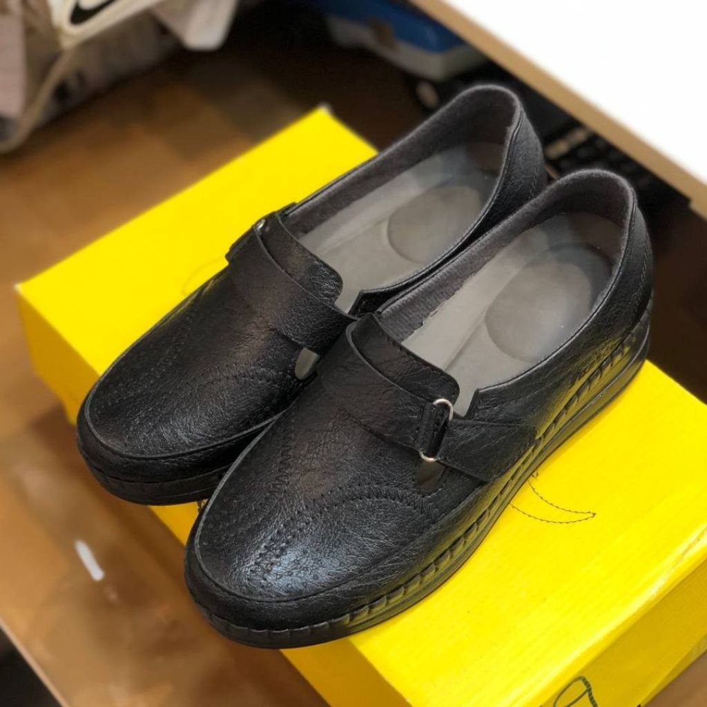 خرید اینترنتی کفش طبی چرم زنانه چسبی رنگ مشکی