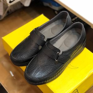 خرید اینترنتی کفش طبی چرم زنانه چسبی رنگ مشکی