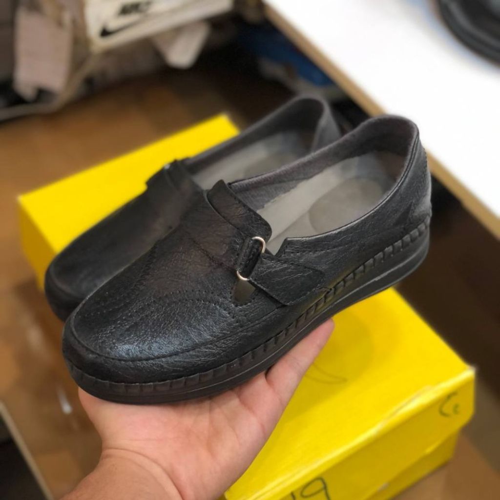 قیمت ارزان کفش طبی چرم زنانه چسبی رنگ مشکی