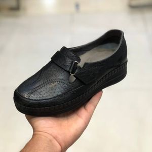 قیمت ارزان کفش طبی چرم زنانه چسبی رنگ مشکی