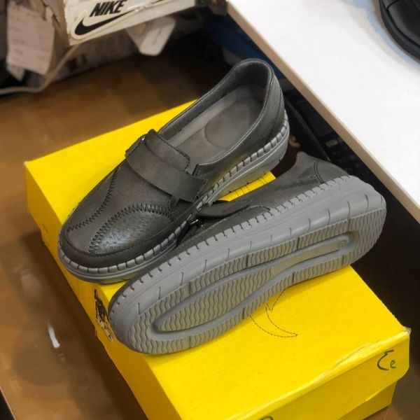 کفش طبی چرم زنانه چسبی رنگ طوسی