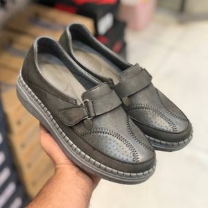 کفش طبی چرم زنانه چسبی رنگ طوسی