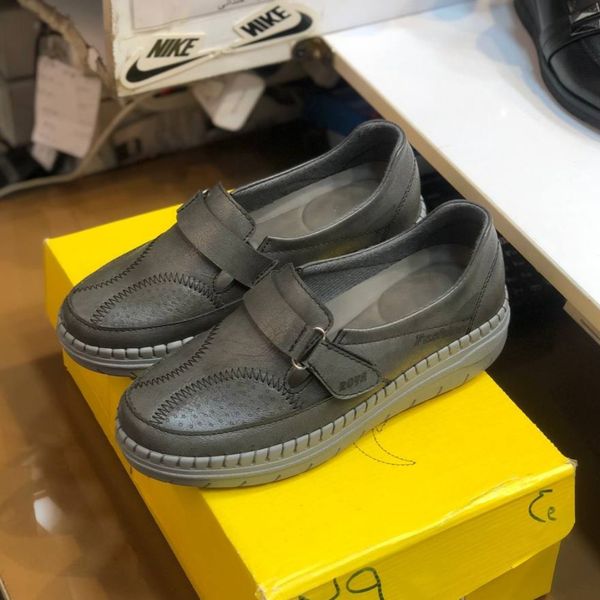 کفش طبی چرم زنانه چسبی رنگ طوسی