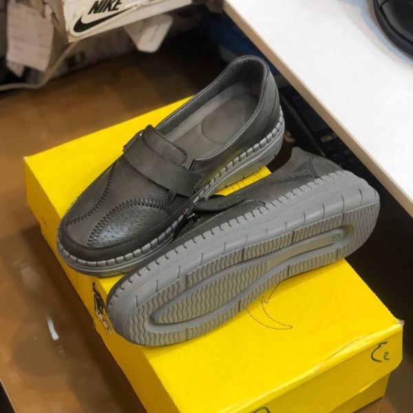 کفش طبی چرم زنانه چسبی رنگ طوسی