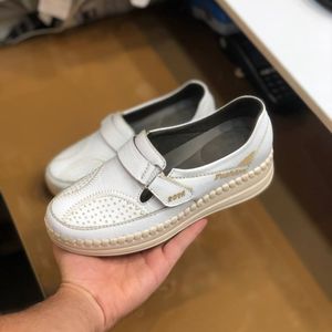 خرید انلاین کفش طبی چرم زنانه چسبی رنگ سفید