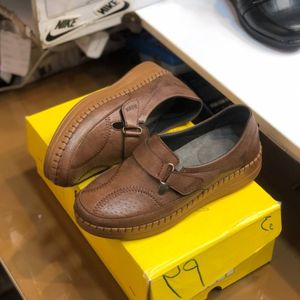 فروش اینترنتی کفش طبی چرم زنانه چسبی رنگ گردویی