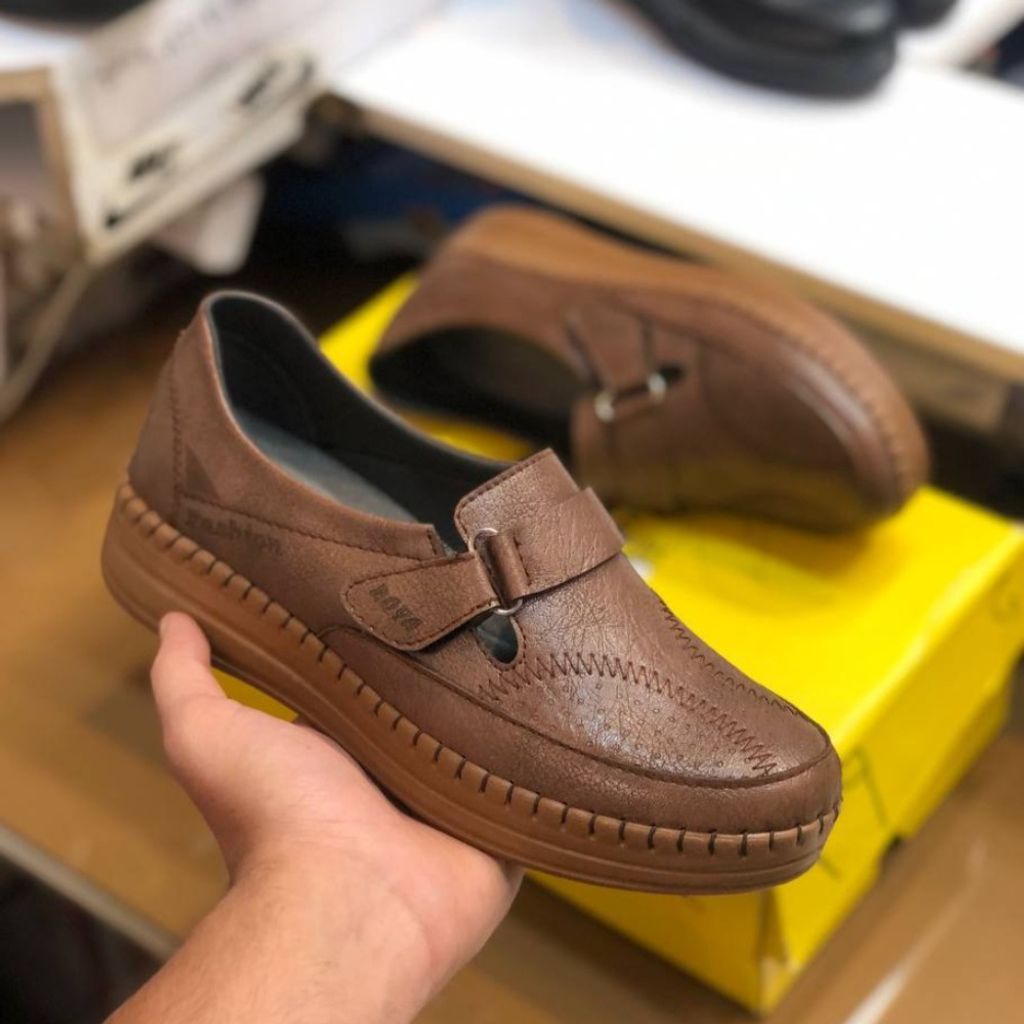 فروش اینترنتی کفش طبی چرم زنانه چسبی رنگ گردویی