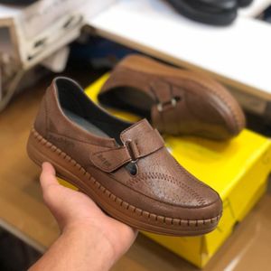 فروش اینترنتی کفش طبی چرم زنانه چسبی رنگ گردویی