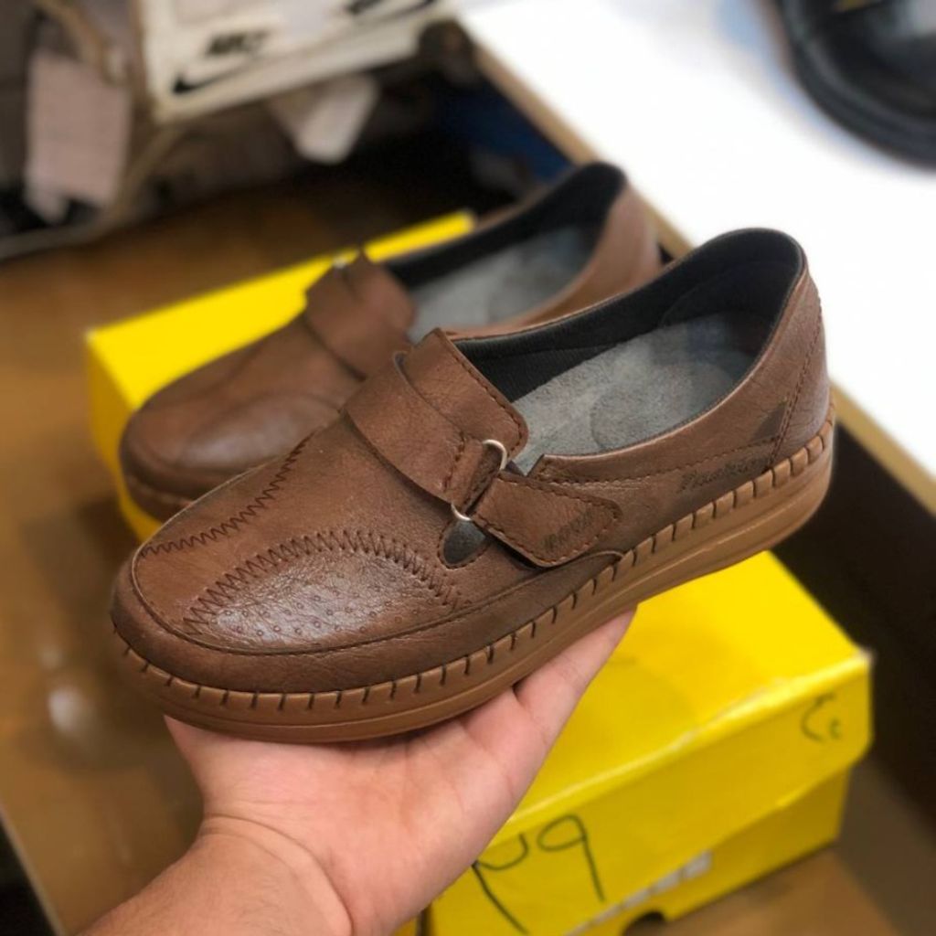 مشخصات کفش طبی چرم زنانه چسبی رنگ گردویی