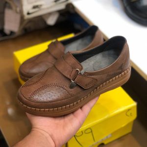 مشخصات کفش طبی چرم زنانه چسبی رنگ گردویی