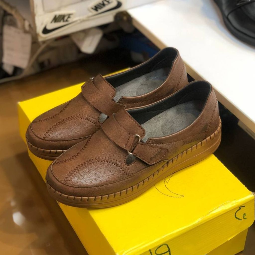 خرید انلاین کفش طبی چرم زنانه چسبی رنگ گردویی