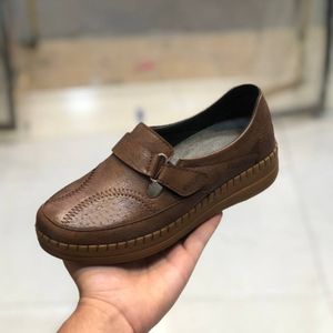 خرید آنلاین کفش طبی چرم زنانه چسبی رنگ گردویی