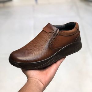 قیمت ارزان کفش چرم طبی مردانه طرح کلارک رخشی عسلی