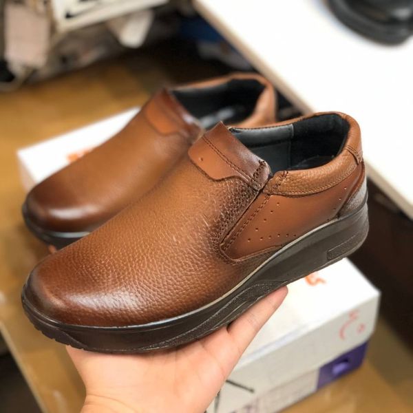 کفش چرم طبی مردانه طرح کلارک رخشی عسلی