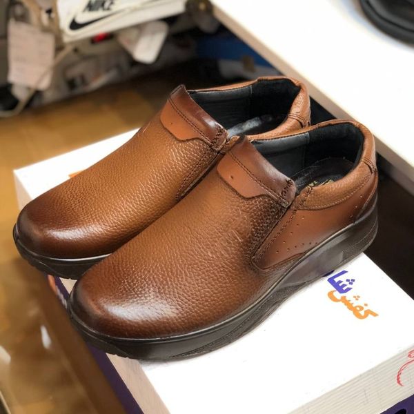 کفش چرم طبی مردانه طرح کلارک رخشی عسلی