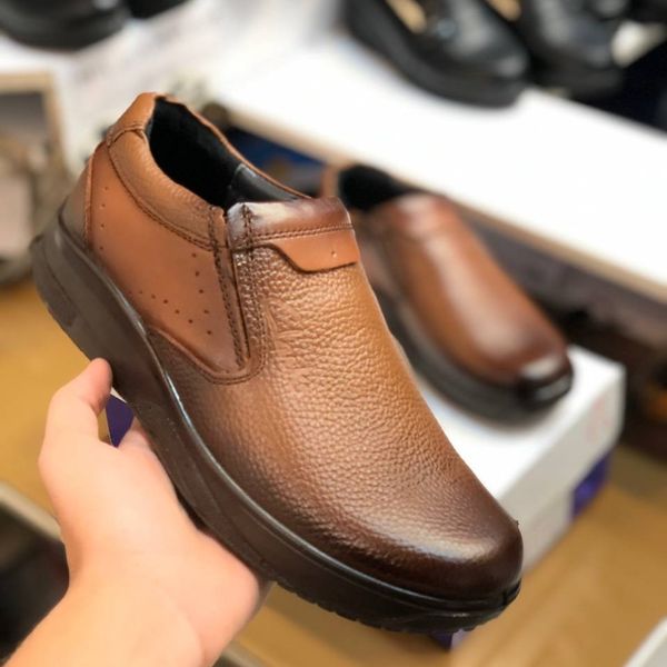 کفش چرم طبی مردانه طرح کلارک رخشی عسلی