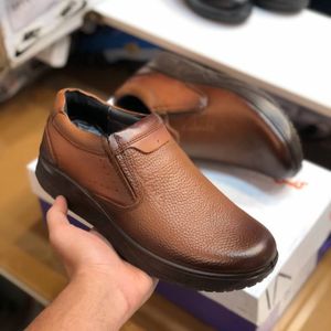 مشخصات کفش چرم طبی مردانه طرح کلارک رخشی عسلی