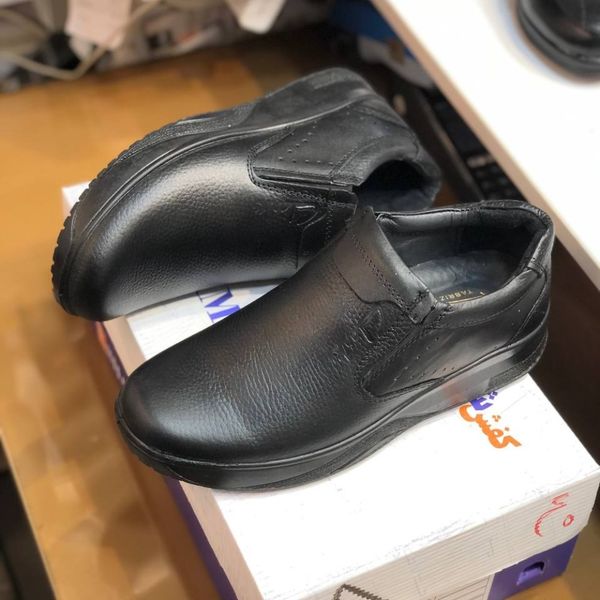 کفش چرم طبی مردانه طرح کلارک رخشی مشکی