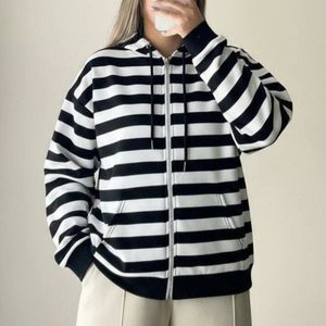 مشخصات سویشرت زنانه و دخترانه طرح جلو زیپ راه راه