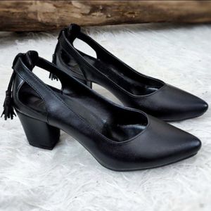 خرید انلاین کفش مجلسی زنانه پشت منگوله رنگ نسکافهای و مشکی پاخور شیک