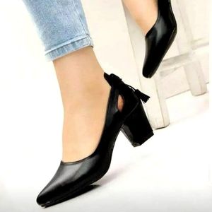 مشخصات کفش مجلسی زنانه پشت منگوله رنگ نسکافهای و مشکی پاخور شیک