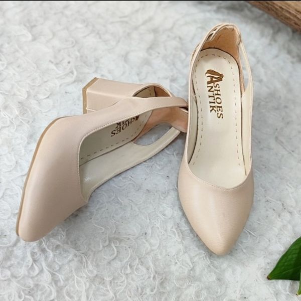 کفش مجلسی زنانه پشت منگوله رنگ نسکافهای و مشکی پاخور شیک