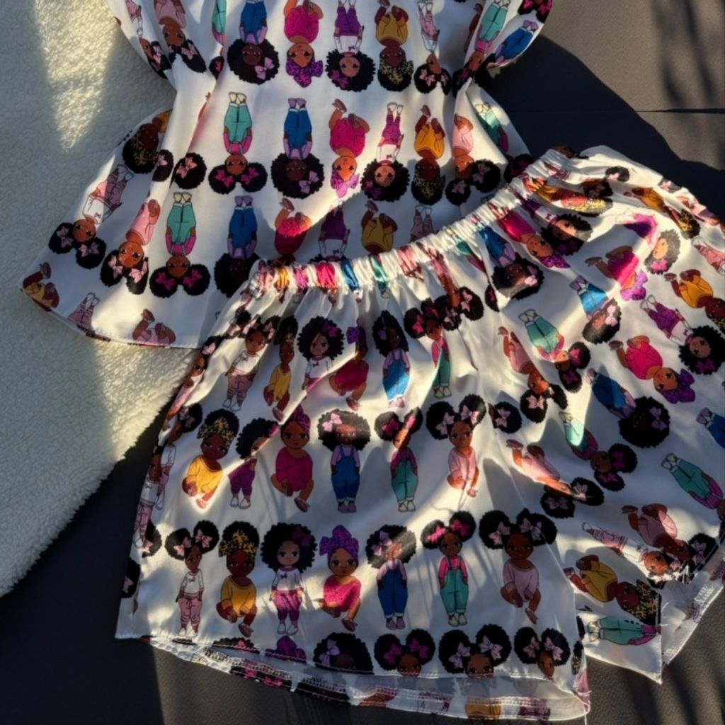 خرید آنلاین تاپ و شلوارک دخترک آفریقایی