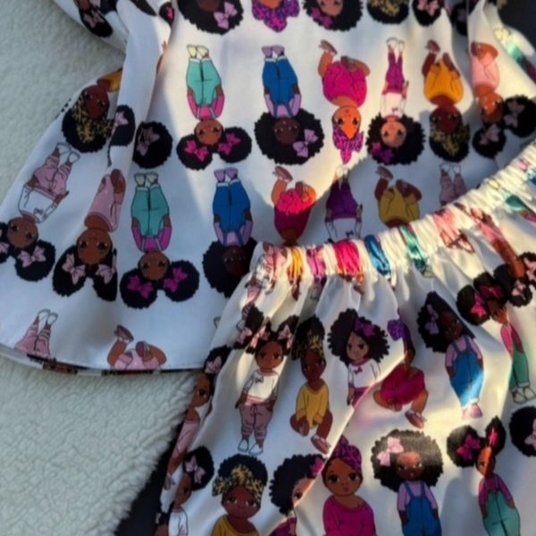 تاپ و شلوارک دخترک آفریقایی