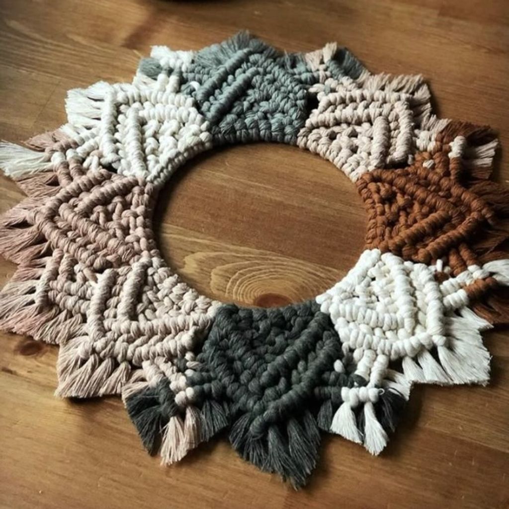 مشخصات رومیزی گرد مکرومه مدل زنبق