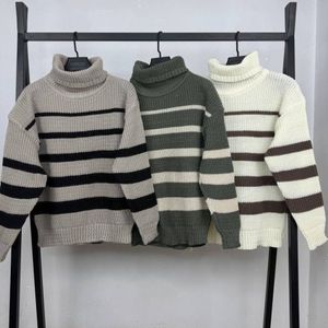 فروش اینترنتی بافت یقه شل راه راه نورا