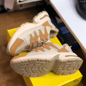 خرید انلاین کفش چرم زنانه اسپرت مدل هوگان رنگ کرم