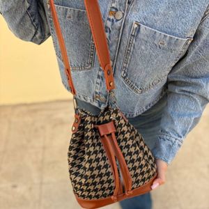 کیف دوشی اسپرت زنانه و دخترانه مدل مانیزا