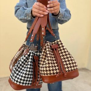 خرید آنلاین کیف دوشی اسپرت زنانه و دخترانه مدل مانیزا