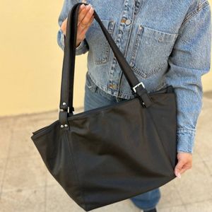 خرید آنلاین کیف دوشی چرمی جادار زنانه و دخترانه مدل پاناز