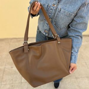 کیف دوشی چرمی جادار زنانه و دخترانه مدل پاناز