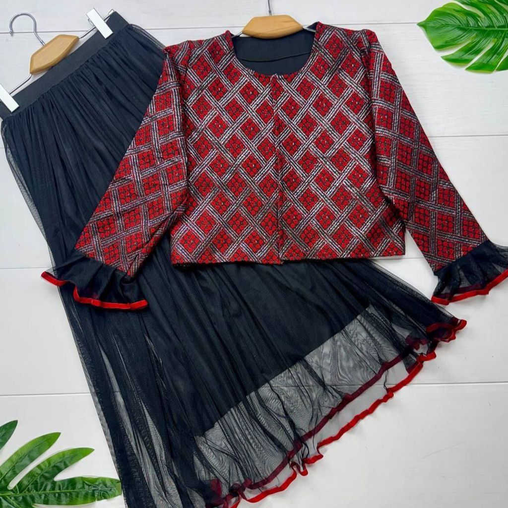 فروش اینترنتی کت و دامن زنانه مجلسی طرح گل بانو