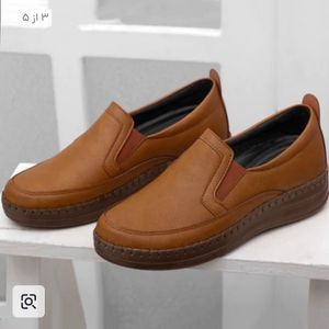 مشخصات کفش طبی اداری مناسب درد کمر و خارپاشنه و زانو دور دوخت با کیفیت رنگ عسلی