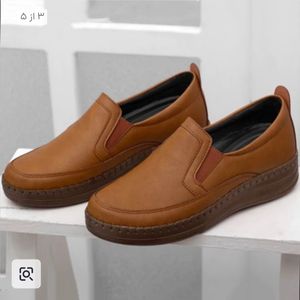 مشخصات کفش طبی اداری مناسب درد کمر و خارپاشنه و زانو دور دوخت با کیفیت رنگ عسلی