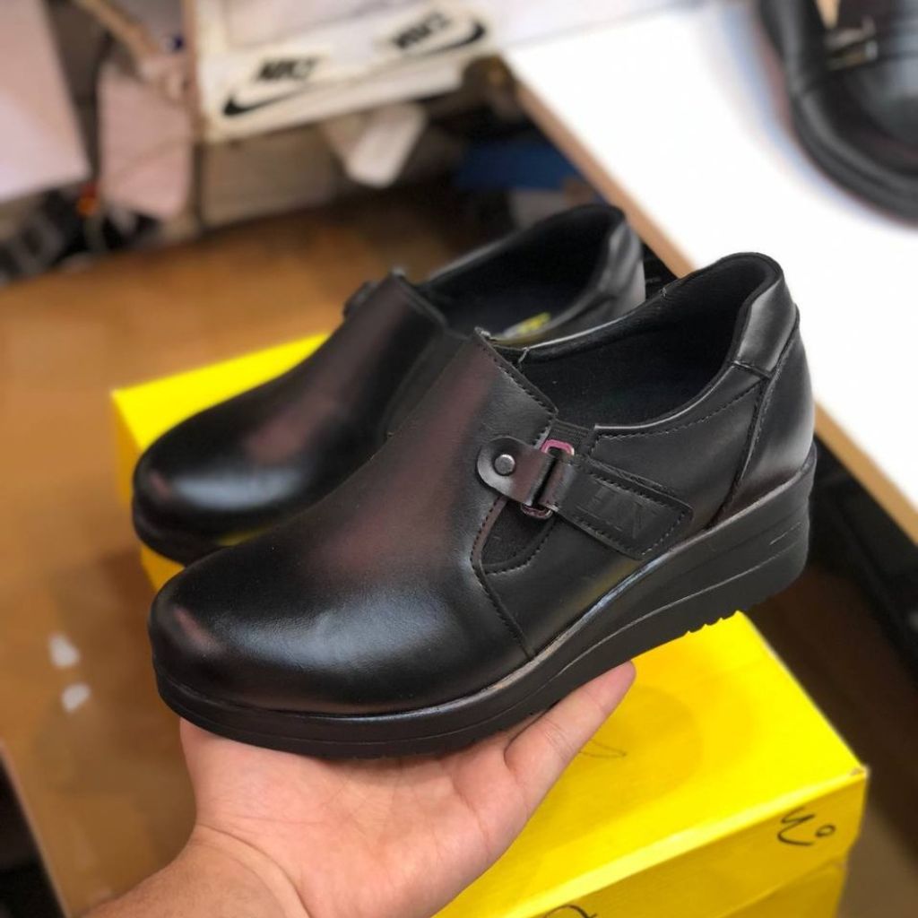 قیمت ارزان کفش چرم طبی زنانه مدل هیوا رنگ مشکی