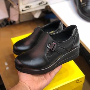 قیمت ارزان کفش چرم طبی زنانه مدل هیوا رنگ مشکی