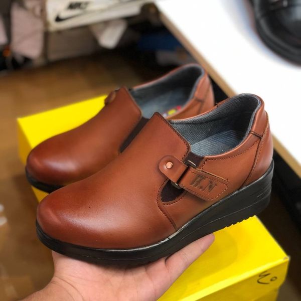 کفش چرم طبی زنانه مدل هیوا رنگ عسلی