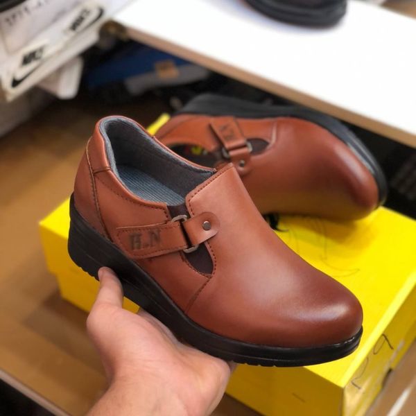 کفش چرم طبی زنانه مدل هیوا رنگ عسلی