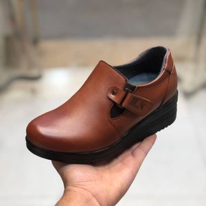مشخصات کفش چرم طبی زنانه مدل هیوا رنگ عسلی