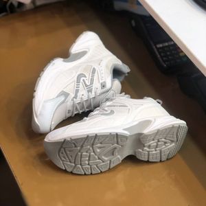 خرید اینترنتی کفش نیوبالانس 770زنانه رنگ سفید طوسی