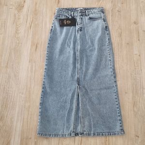 خرید آنلاین دامن جین زنانه بلند و چاکدار قد 85 و 88 انتخاب عالی برای خانم های خوش پوش