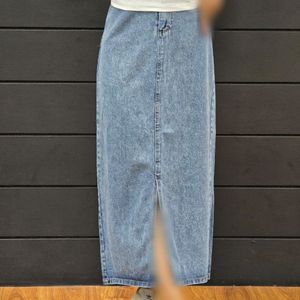 دامن جین زنانه بلند و چاکدار قد 85 و 88 انتخاب عالی برای خانم های خوش پوش