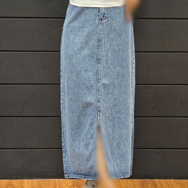 دامن جین زنانه بلند و چاکدار قد 85 و 88 انتخاب عالی برای خانم های خوش پوش