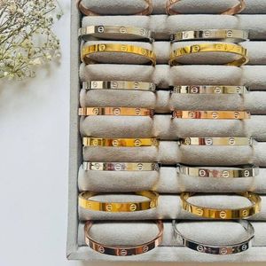 بنگل النگویی استیل کارتیه آبکاری نقره ای و طلایی